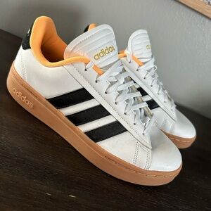 Adidas Grand Court Alpha (2022).